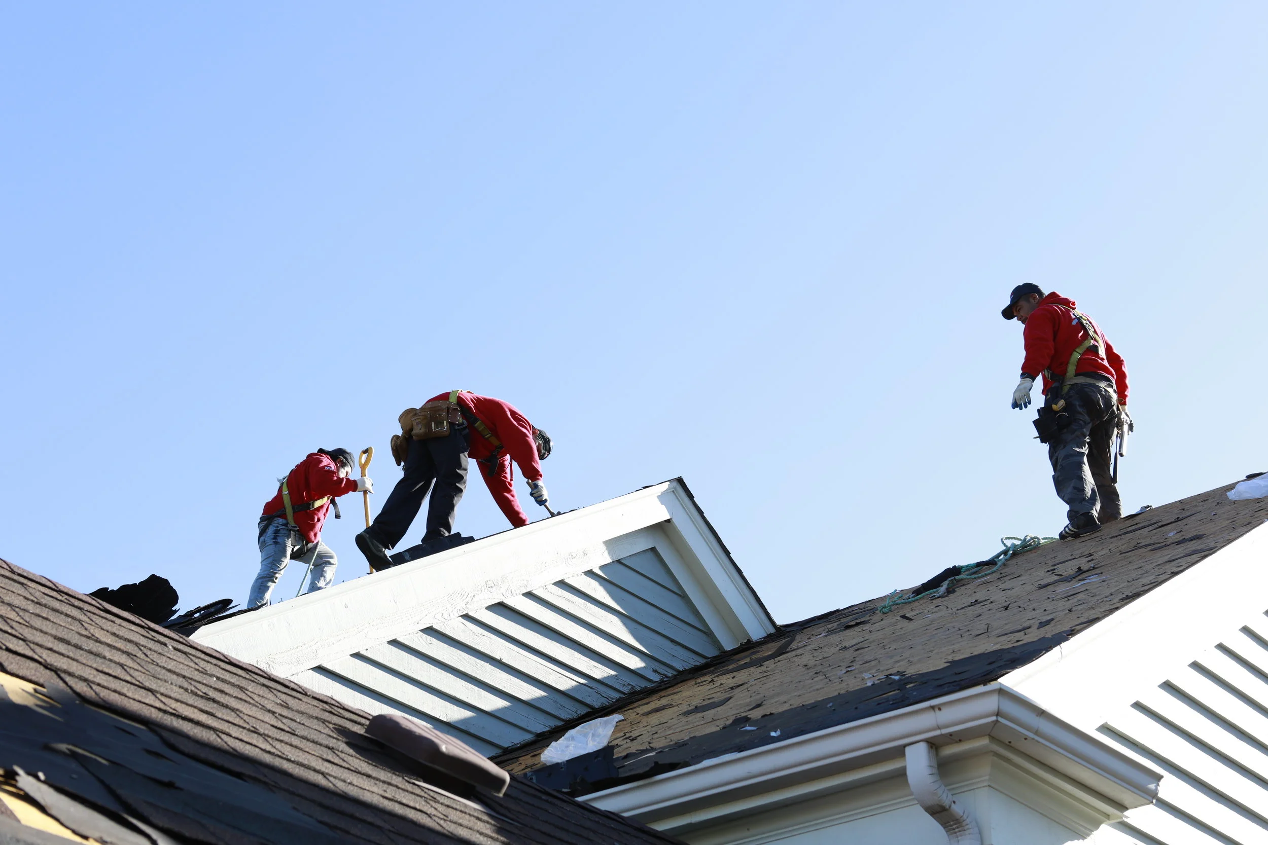 Roofing Contractor Checklist Before Signing a Contract